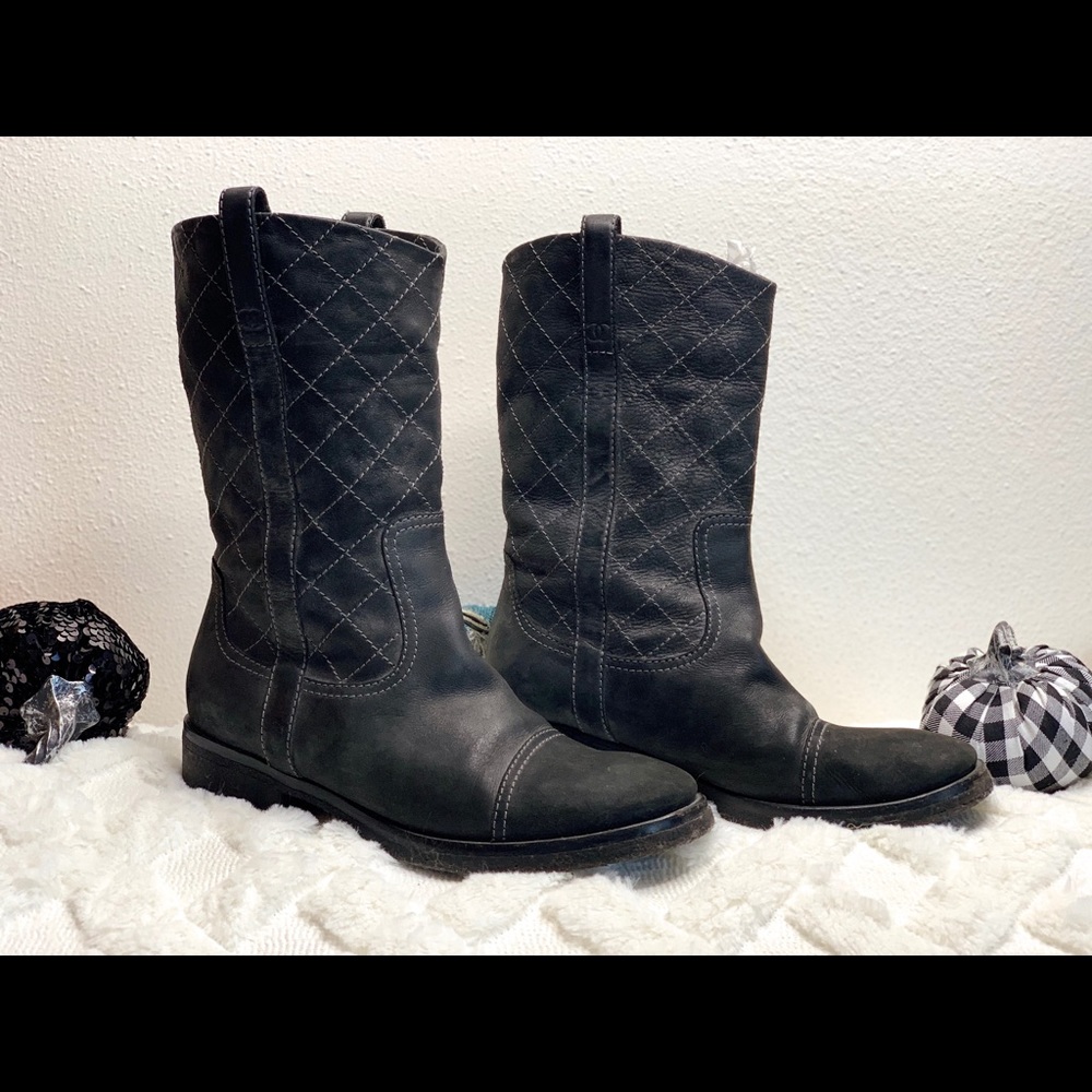 CHANEL quilted leather boots - Picture 2 of 6